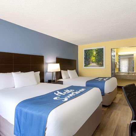 Days Inn By Wyndham Greensboro Airport Eksteriør billede