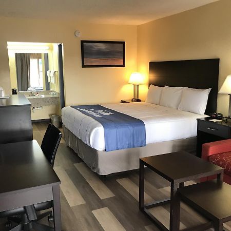 Days Inn By Wyndham Greensboro Airport Eksteriør billede