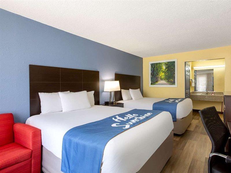 Days Inn By Wyndham Greensboro Airport Eksteriør billede
