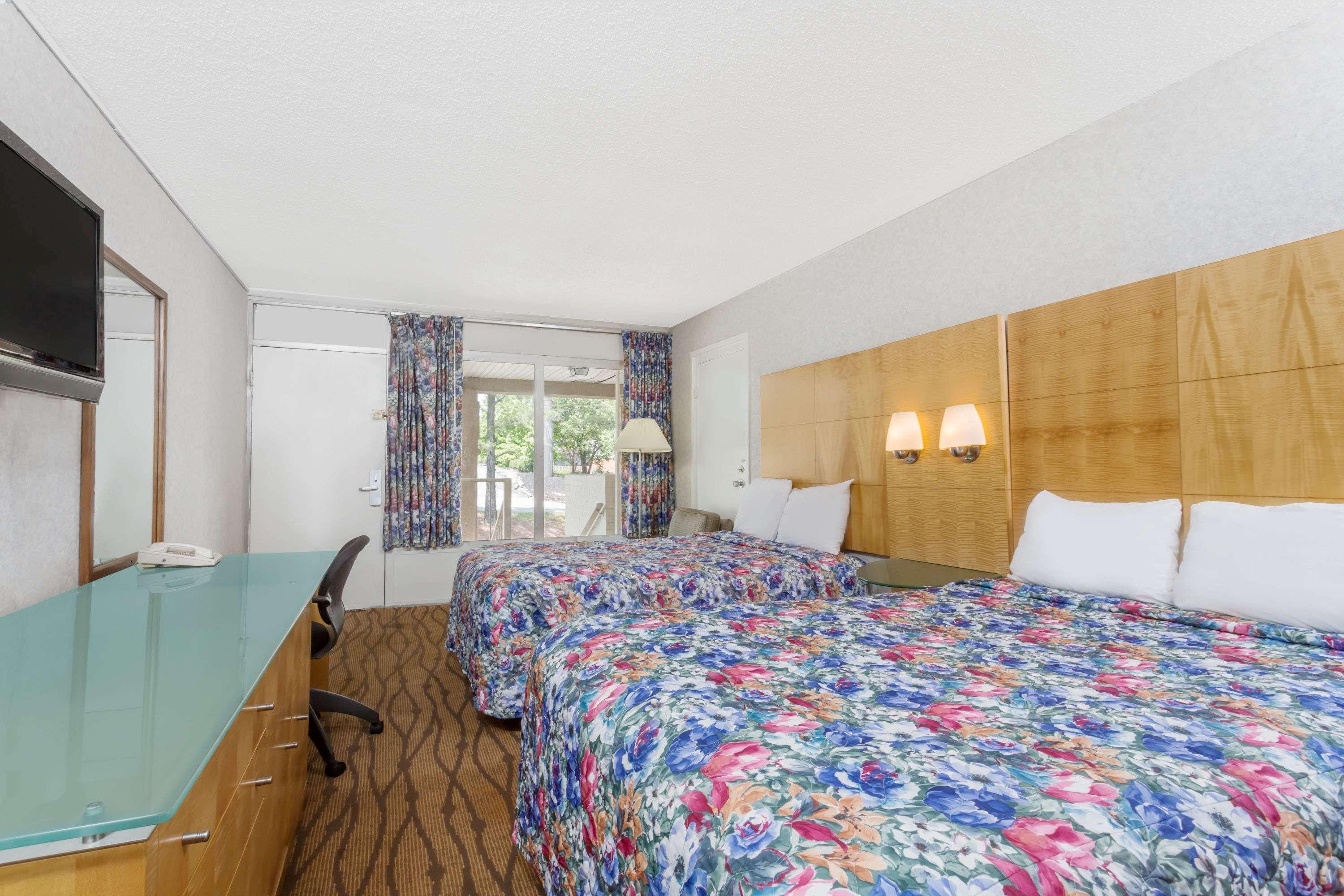 Days Inn By Wyndham Greensboro Airport Eksteriør billede