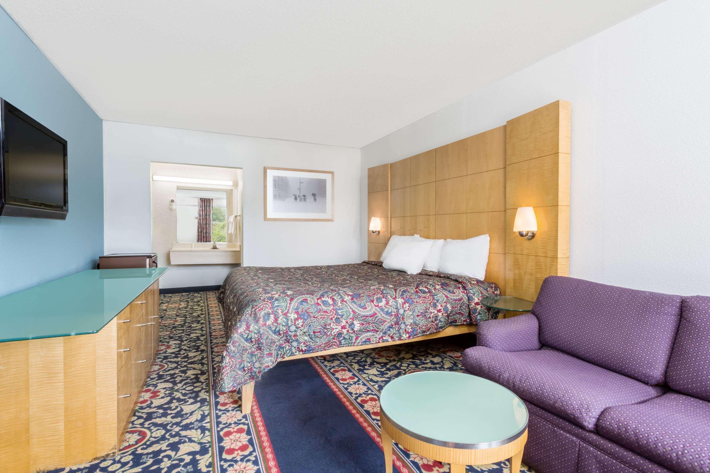 Days Inn By Wyndham Greensboro Airport Eksteriør billede