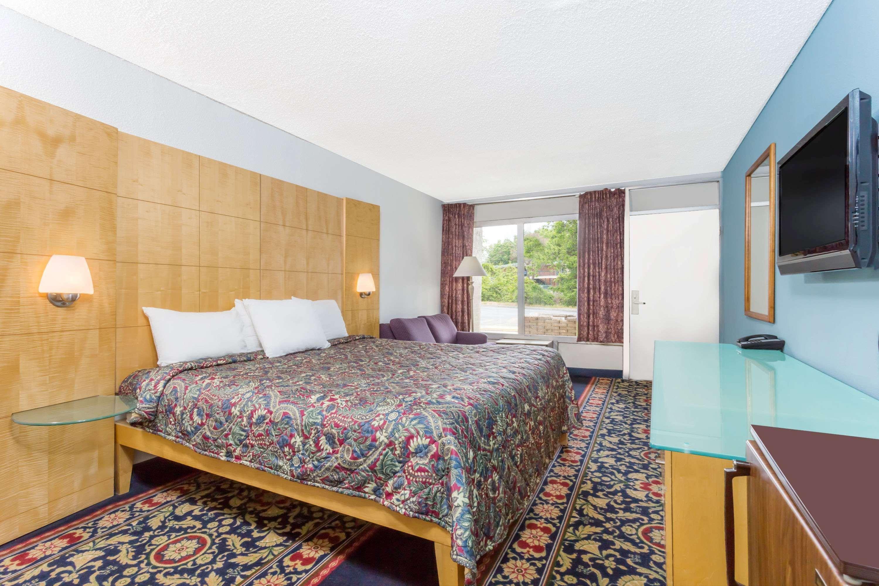 Days Inn By Wyndham Greensboro Airport Eksteriør billede
