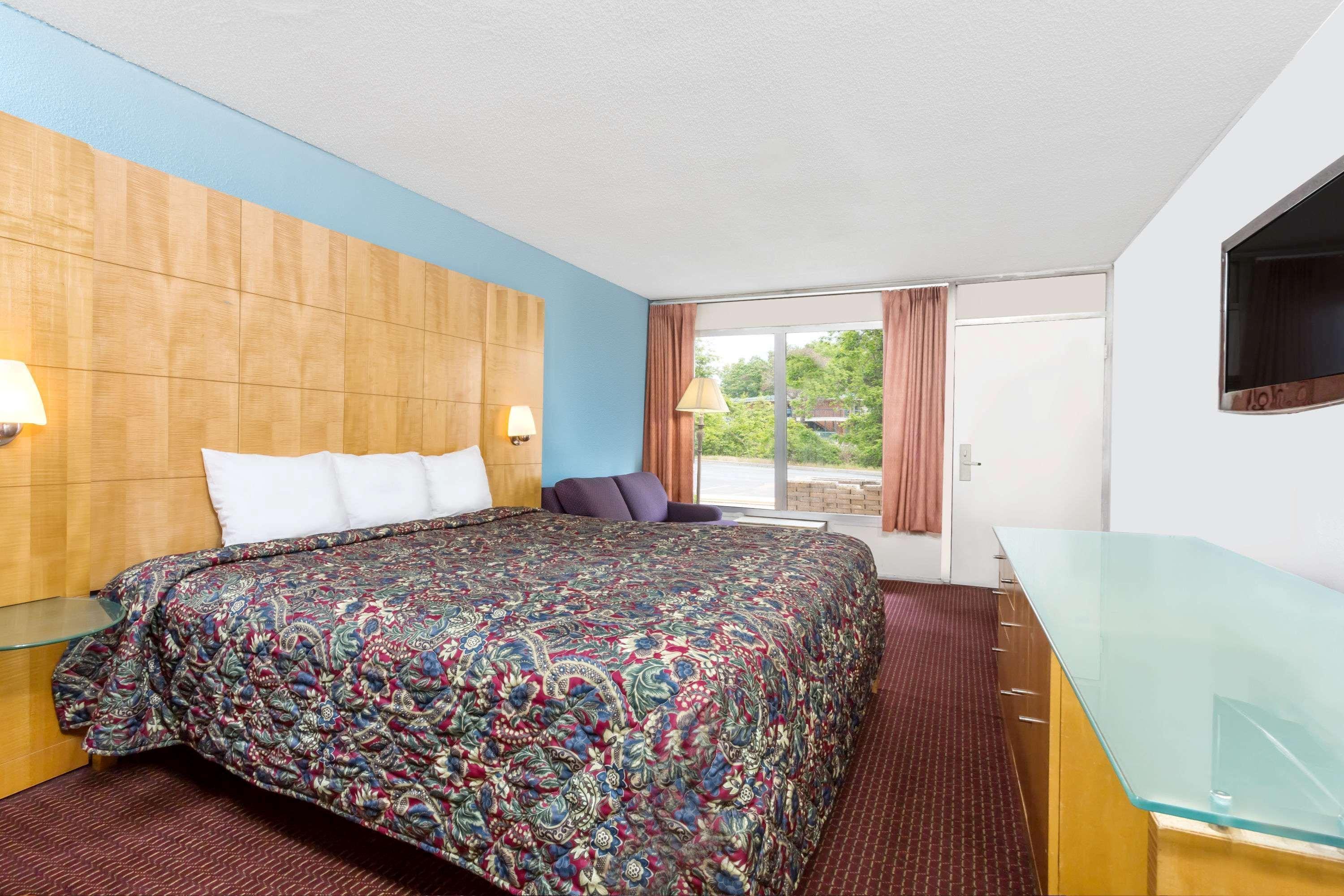 Days Inn By Wyndham Greensboro Airport Eksteriør billede