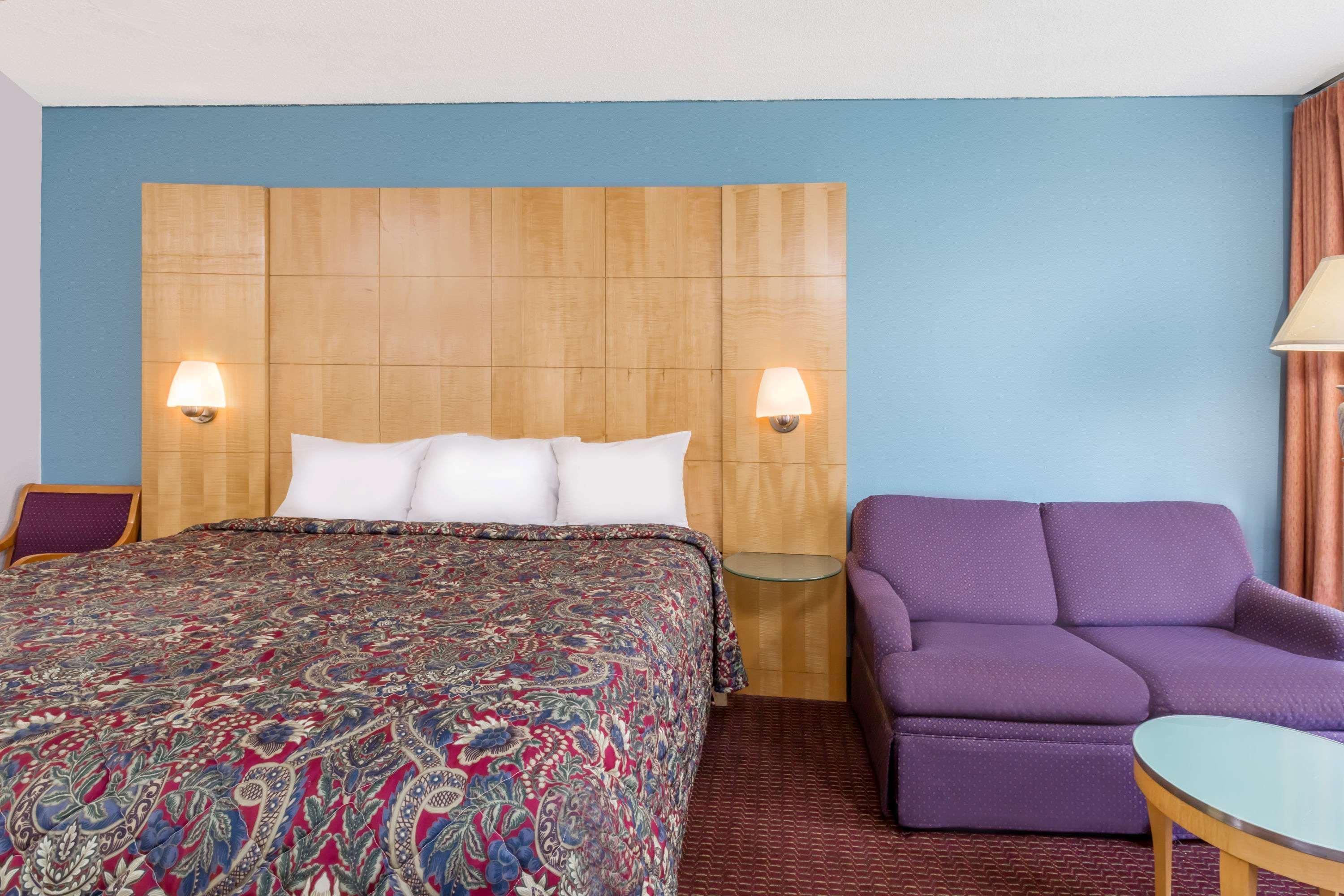 Days Inn By Wyndham Greensboro Airport Eksteriør billede