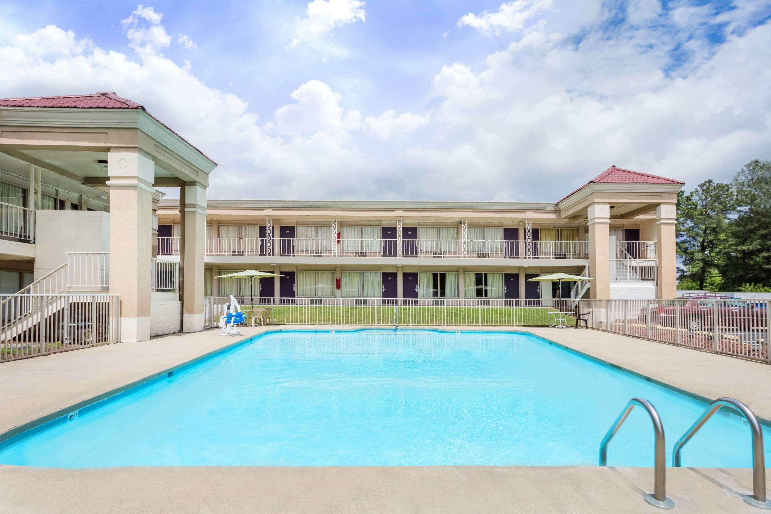 Days Inn By Wyndham Greensboro Airport Eksteriør billede