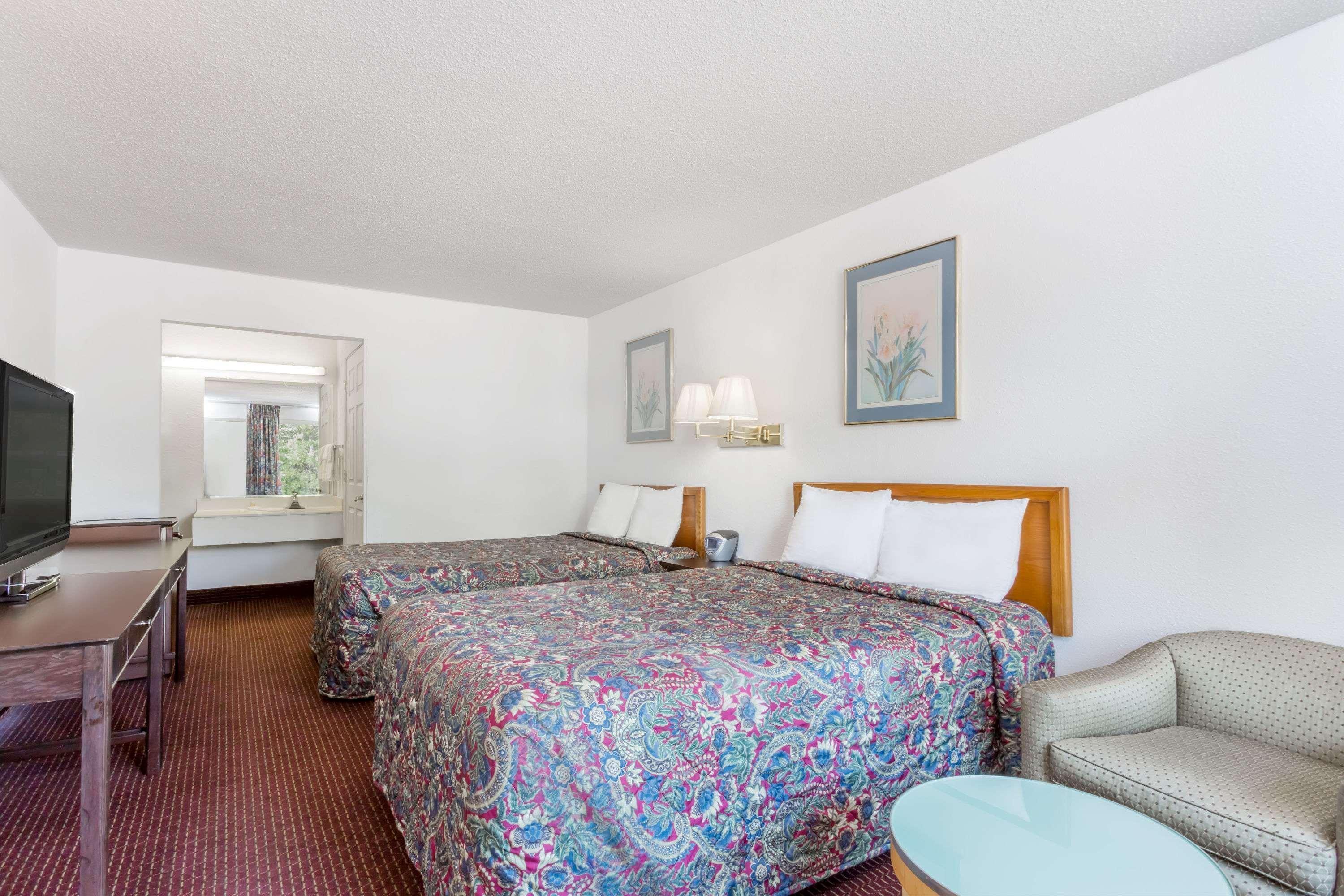Days Inn By Wyndham Greensboro Airport Eksteriør billede
