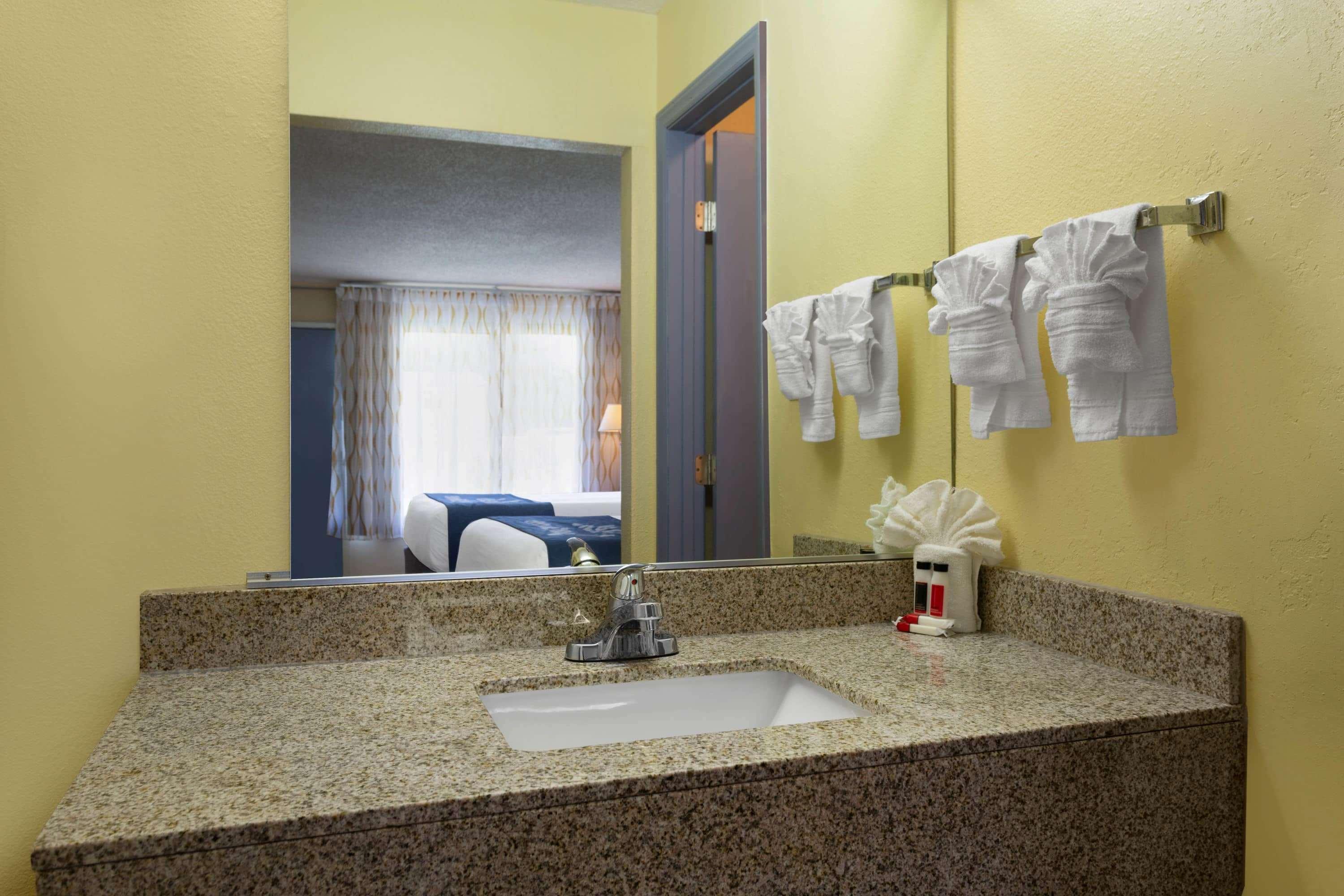 Days Inn By Wyndham Greensboro Airport Eksteriør billede