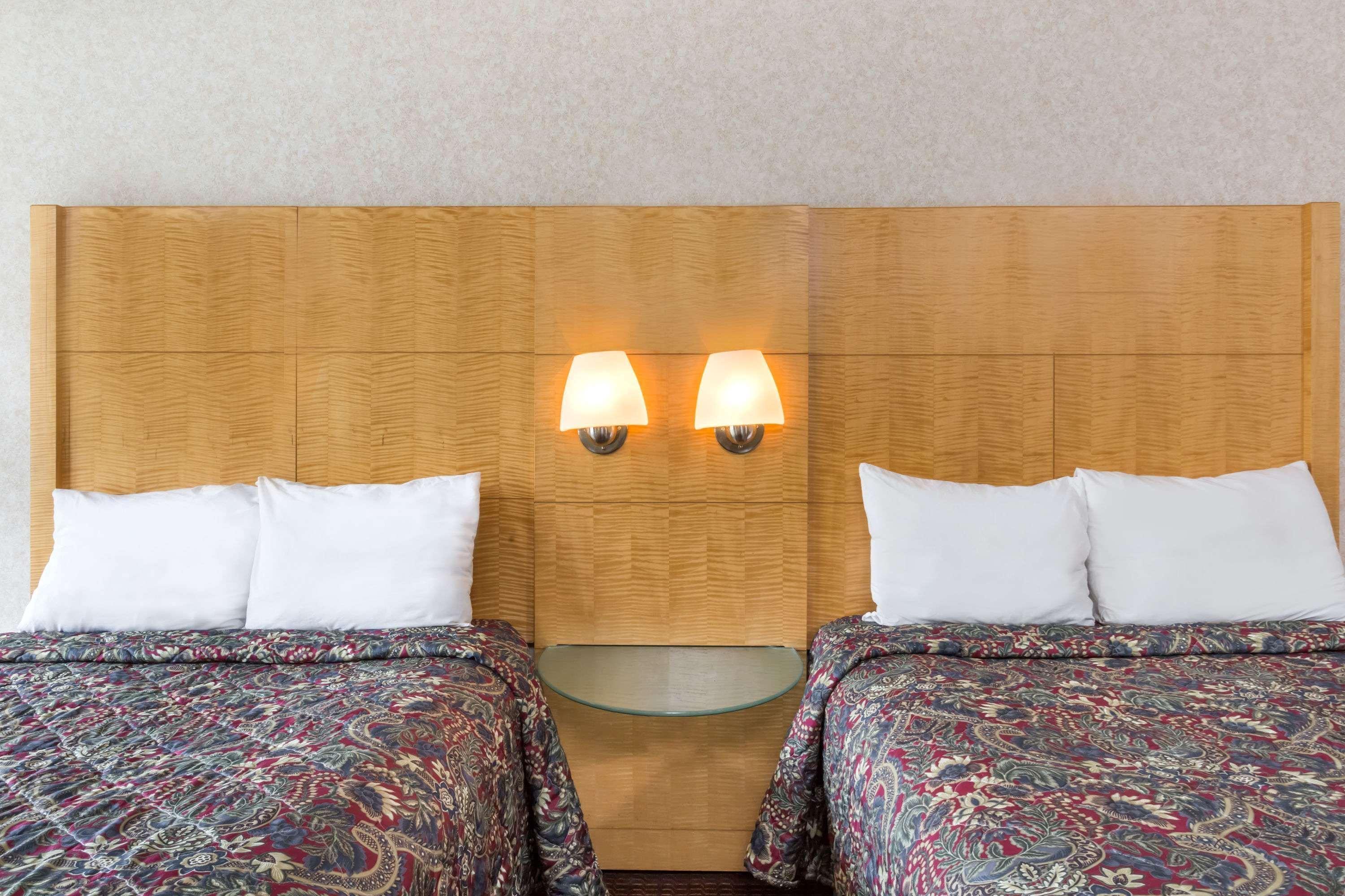 Days Inn By Wyndham Greensboro Airport Eksteriør billede