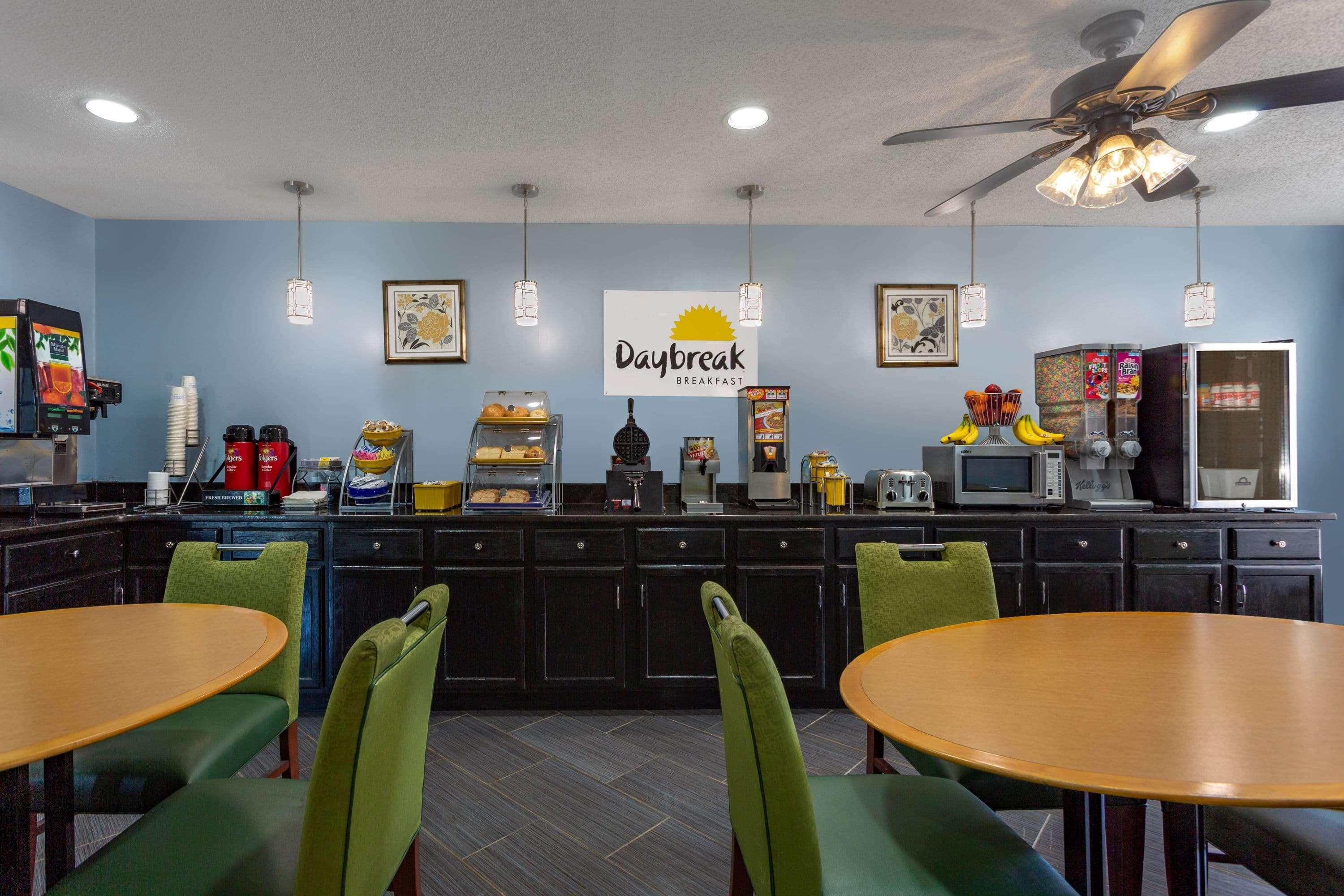 Days Inn By Wyndham Greensboro Airport Eksteriør billede